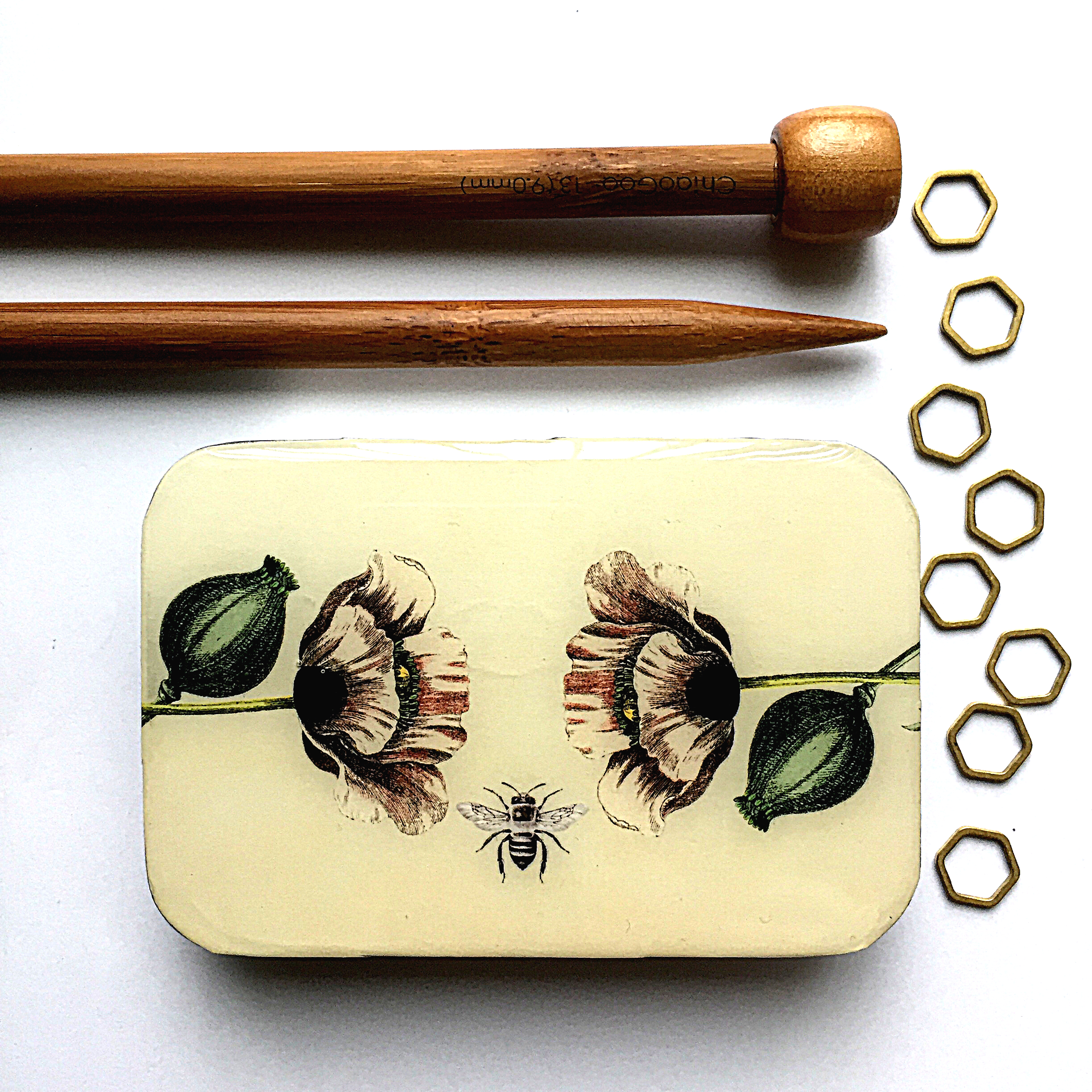 Bee and Poppy tin (014)
